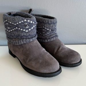 MUK LUKS womens size 8 soft grey faux suede and blue knits boots